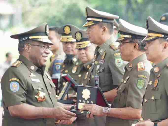 Bupati Inhil Terima Penghargaan Karya Bhakti Peduli Satpol PP Tahun 2023